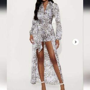 Fashion Nova Gray & White Printed Long Sleeve Romper Jumpsuit